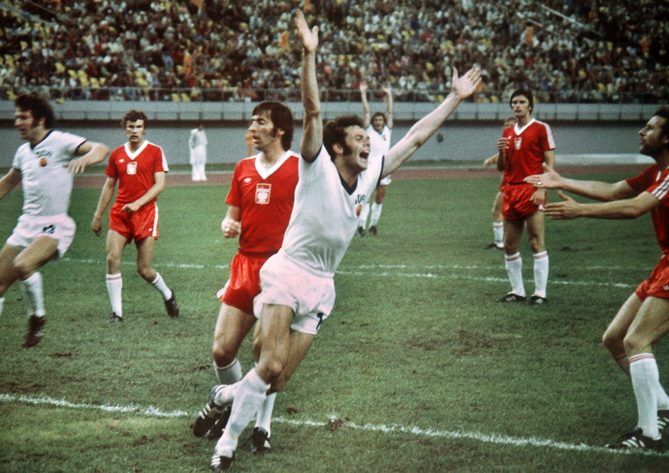 Hartmut Schade cieszy się z pierwszego gola w finale IO 1976