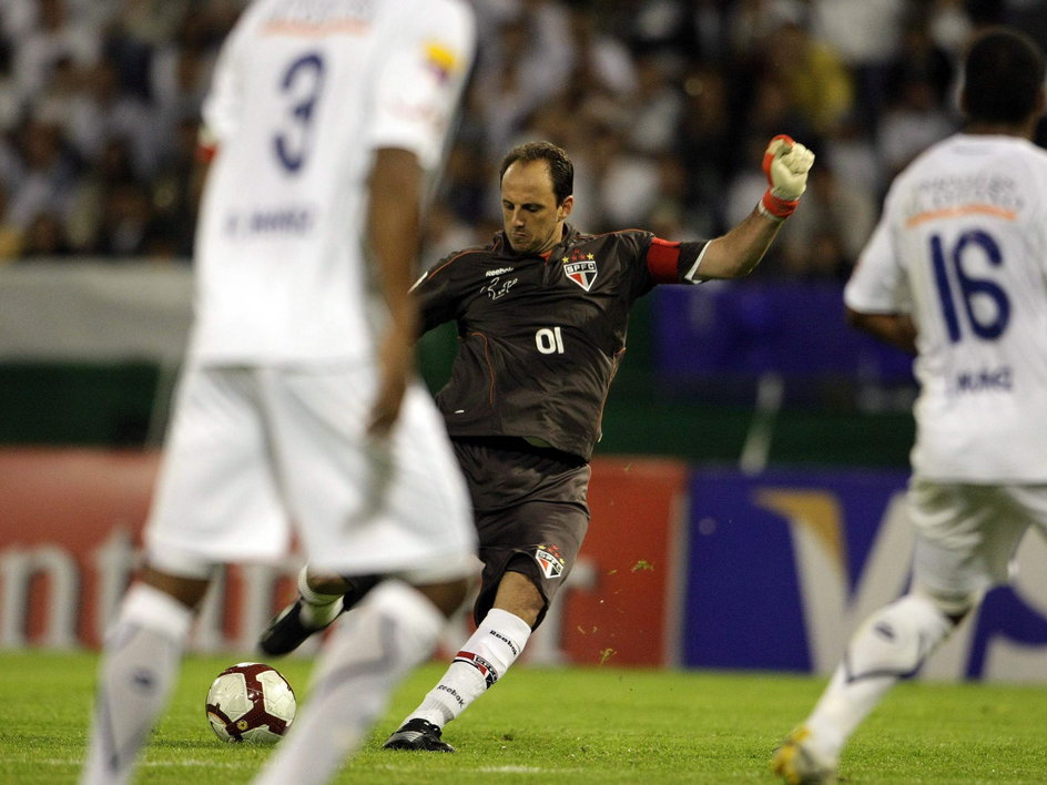 Rogerio Ceni uderzający piłkę z rzutu wolnego