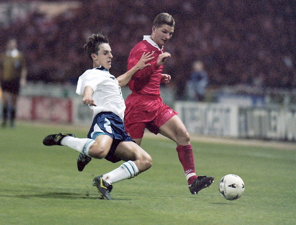 Marek Citko i Gary Neville w meczu Anglia - Polska w 1996 r.