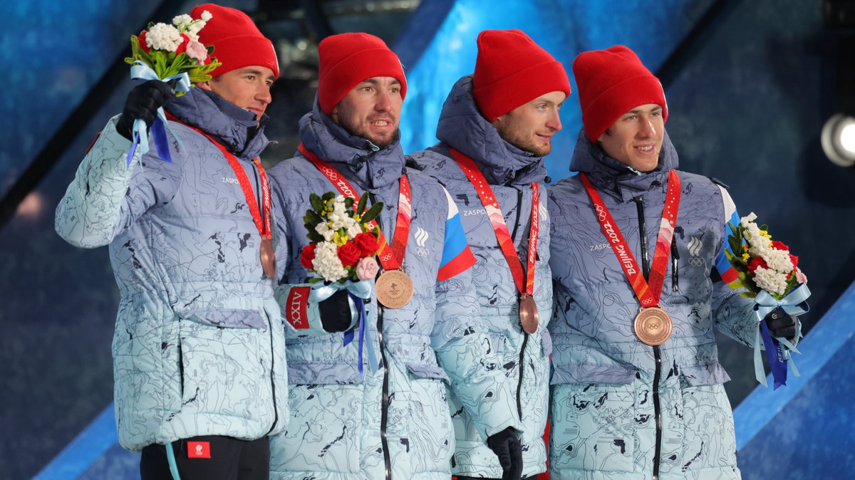 Biathloniście z Rosyjskiego Komitetu Olimpijskiego świętują medal w sztafecie 4x7,5 km