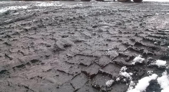 Pozbywają się żużla. W Krośnie trwa remont nawierzchni.