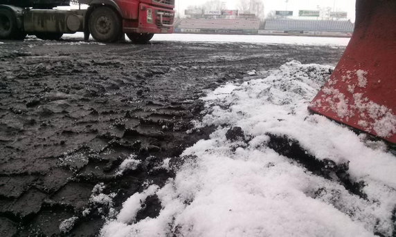 Pozbywają się żużla. W Krośnie trwa remont nawierzchni.