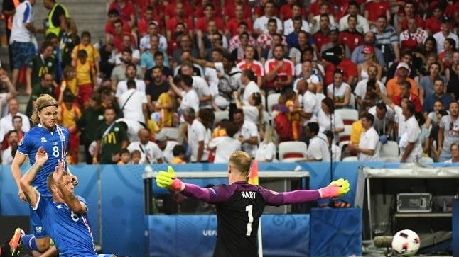 Iceland's defender Ragnar Sigurdsson (2nd L) scores the 1-1 against England's goalkeeper Joe Hart during Euro 2016 round of 16 football match between England and Iceland at the Allianz Riviera stadium in Nice on June 27, 2016. / AFP PHOTO / ANNE-CHRISTINE