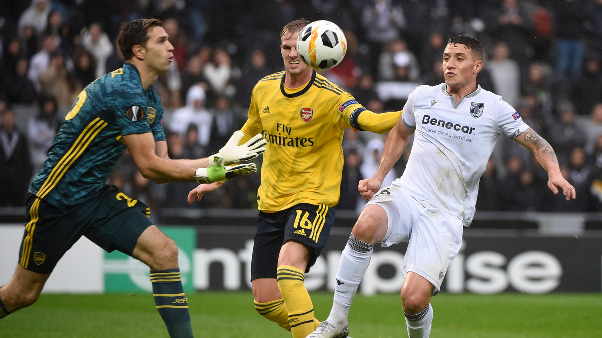 Emiliano Martinez i Rob Holding (Arsenal Londyn) oraz Bruno Duarte (Vitoria Guimaraes)