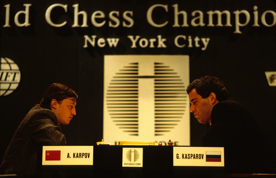 W 1990 r. Garri Kasparow zdecydował się grać pod nową flagą Rosji, podczas gdy Anatolij Karpow wciąż występował w barwach Związku Radzieckiego