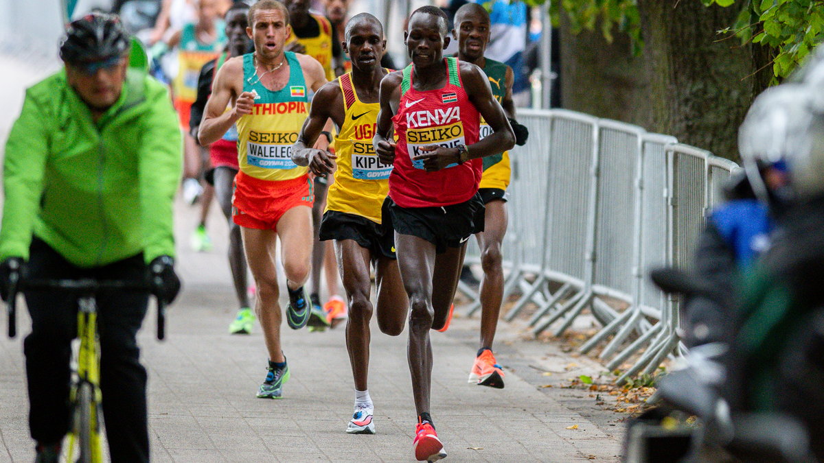 Kibiwott Kandie (na czele) i Jacob Kiplimo (żółta koszulka) pobiegli w superbutach półmaraton w Walencji szybciej niż wynosił rekord świata