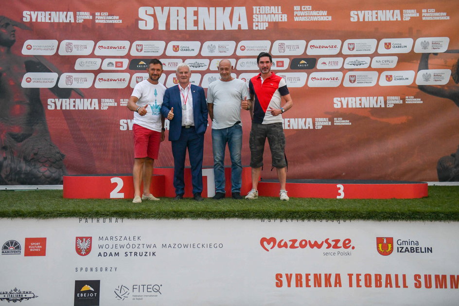 (WARSZAWA 25.07.2021, TURNIEJ SYRENKA TEQBALL SUMMER CUP 2021). Michał Listkiewicz (drugi od lewe) jest prezesem Polskiego Związku Teqballa.