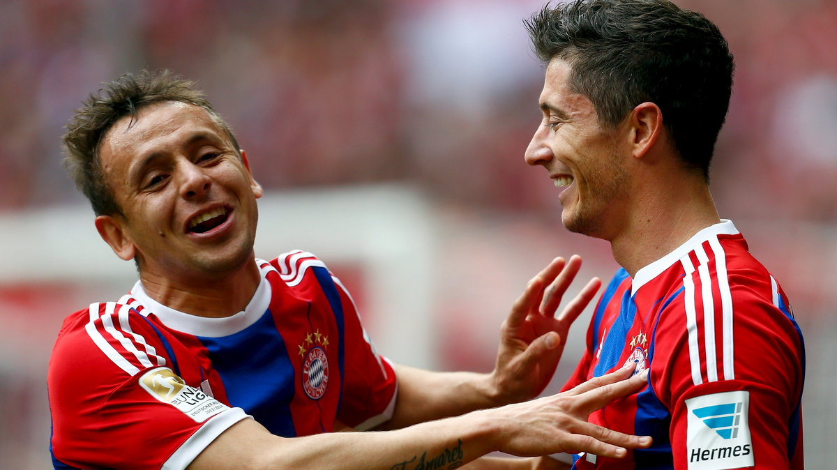 Robert Lewandowski i Rafinha (L)