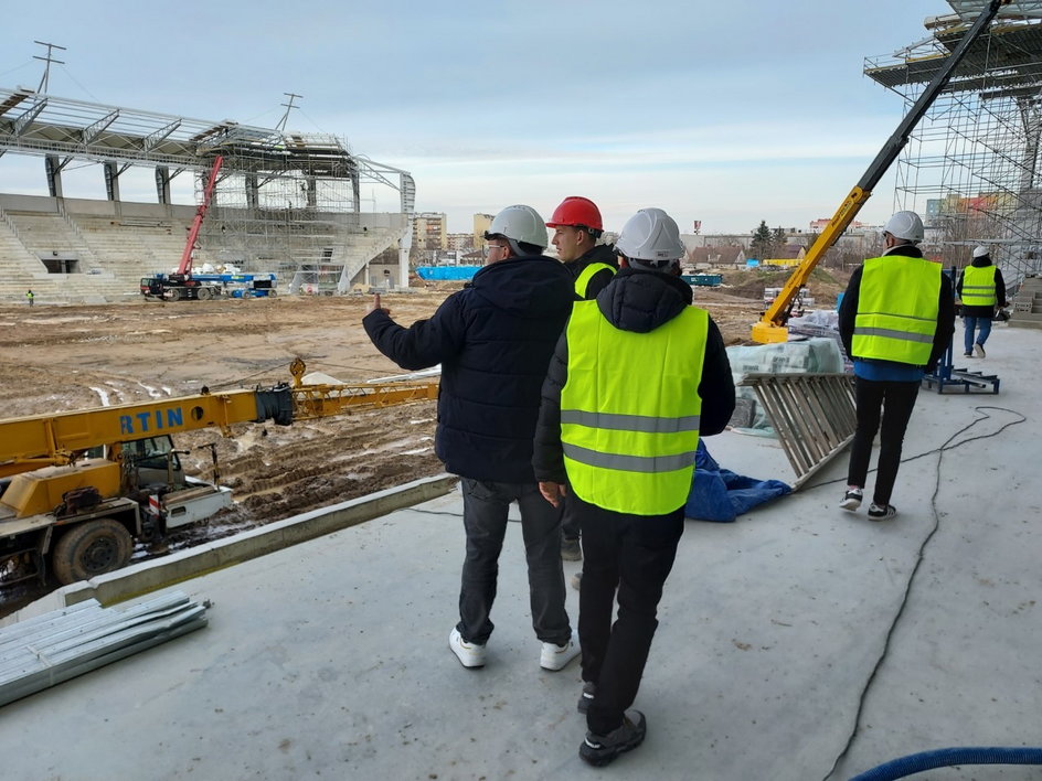 Dziennikarze z wizytą na budowanym stadionie w Radomiu 