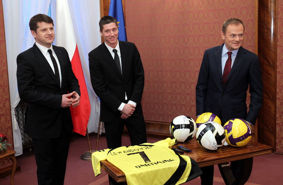 Cezary Kucharski, Robert Lewandowski i Donald Tusk. 2010 r.