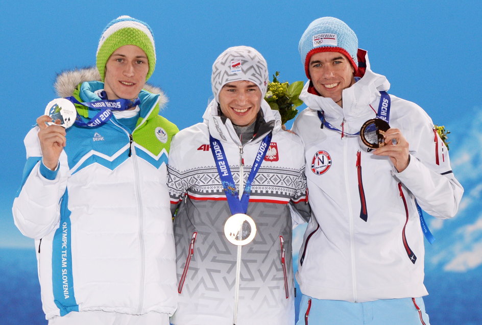 Peter Prevc (L), Kamil Stoch i Anders Bardal na podium w Soczi