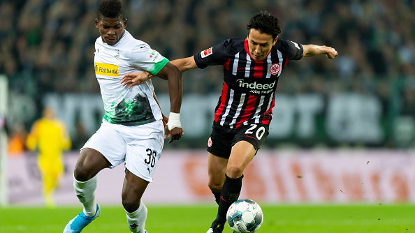 Breel Embolo (Borussia M.) i Makoto Hasebe (Eintracht)