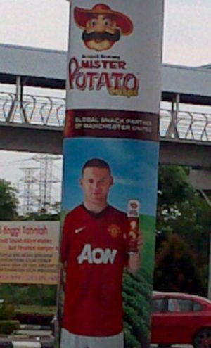 Wayne Rooney na słupie reklamowym