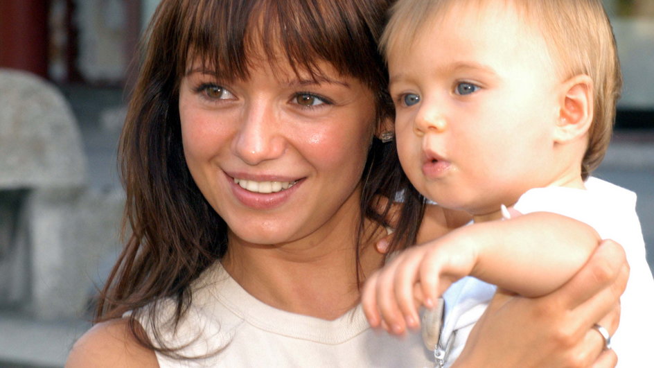 Oliwia Bieniuk z mamą w 2003 r.