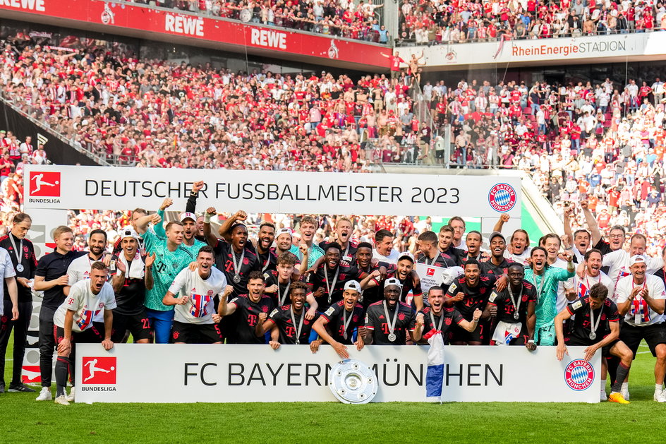 Piłkarze Bayernu świętowali w Kolonii mistrzostwo Niemiec. (27.05.2023 r., 1. FC Koeln 1:2 Bayern Monachium).