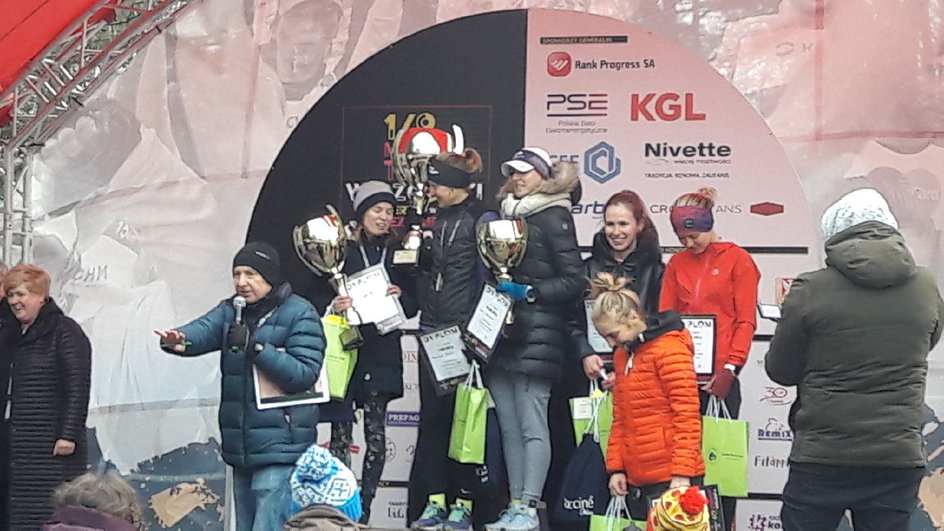 Stoją na podium (z pucharami) od lewej: Angelika Mach, Paulina Golec i Anna Łapińska