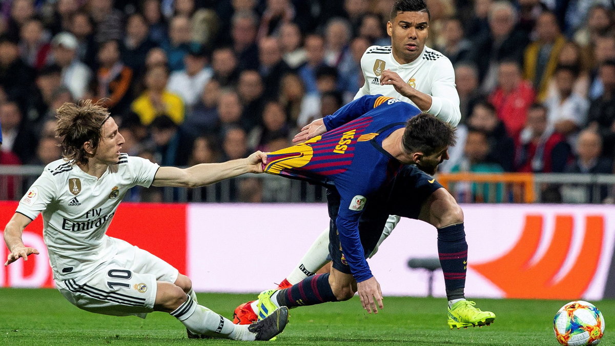 Luka Modrić ciągnie za koszulkę Lionela Messiego
