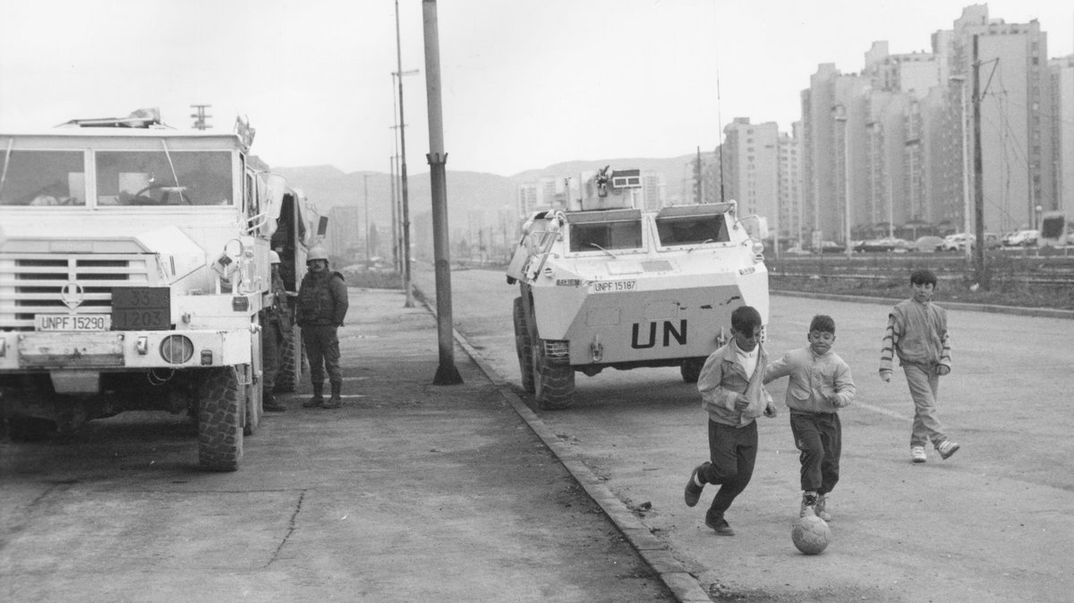 Dzieci grające w piłkę na ulicy Sarajewa w 1993 r.