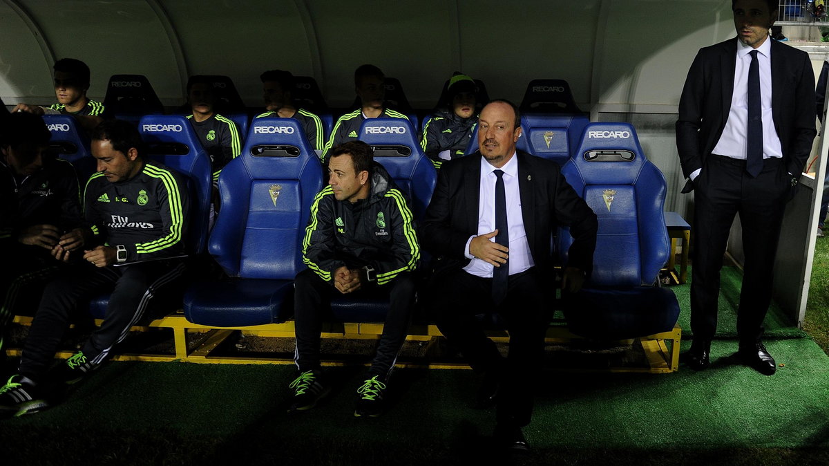 Real Madrid's coach Rafael Benitez (C) looks on before the Spanish Copa del Rey (King's Cup) football match Cadiz CF vs Real Madrid at the Ramon de Carranza in Cadiz on December 2, 2015. AFP PHOTO / CRISTINA QUICLER / AFP / CRISTINA QUICLER