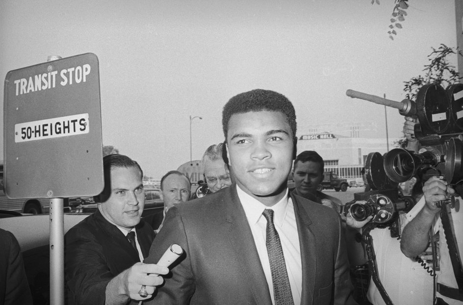Muhammad Ali w drodze do sądu federalnego w Houston, gdzie za chwilę miała odbyć się rozprawa w sprawie odmowy odbycia służby wojskowej przez pięściarza. 19 czerwca 1967 r. (Bettmann / Contributor)