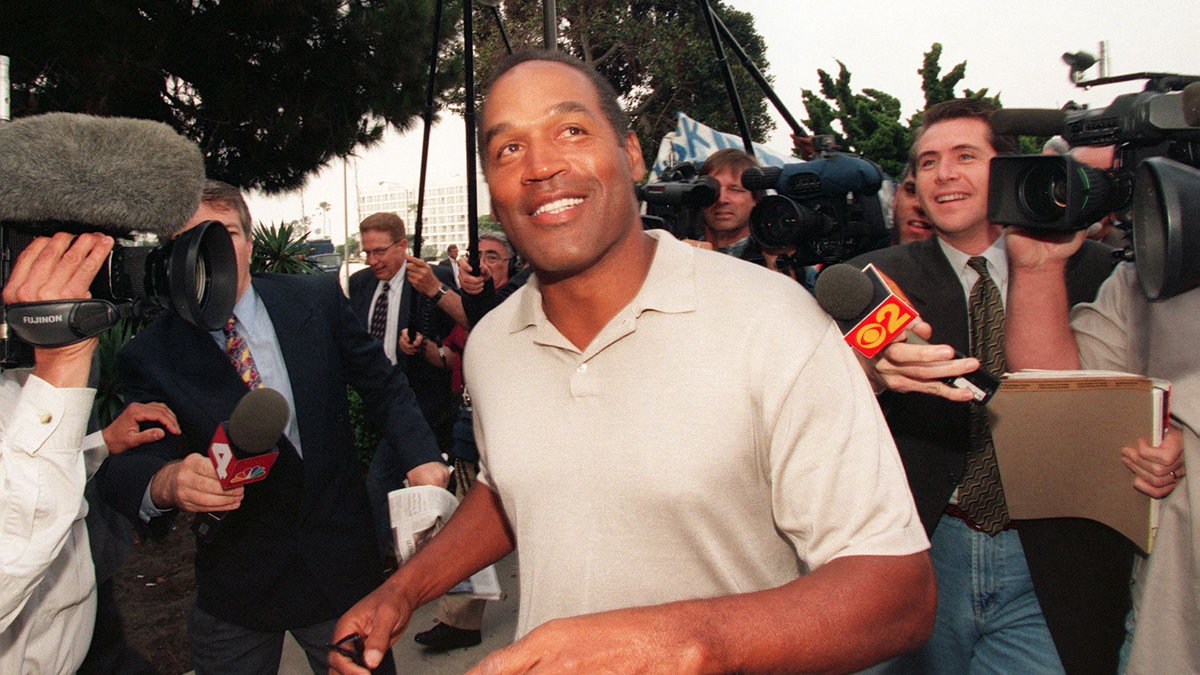 O.J. Simpson zmierza do sądu w Santa Monica (1997 r.)