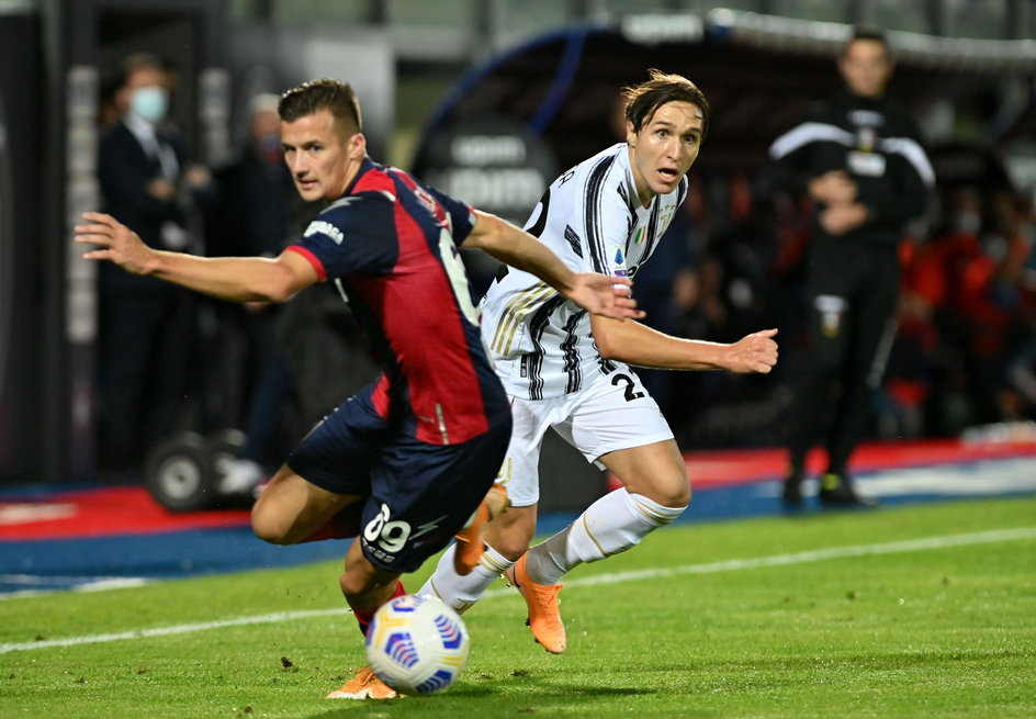 Arkadiusz Reca (Crotone) i Federico Chiesa (Juventus).