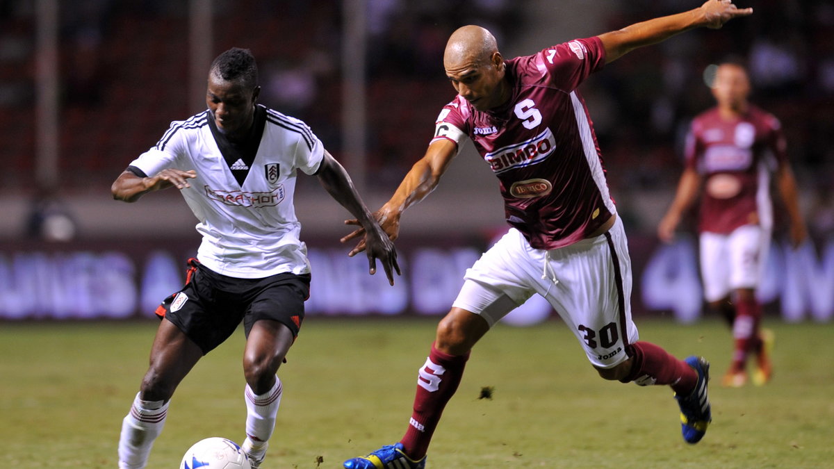 Boumesca Tue Na Bangna (z lewej) dwa lata był piłkarzem Fulham.