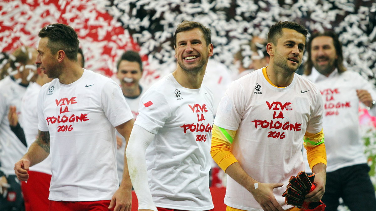 Reprezentacja Polski świętująca awans na Euro 2016