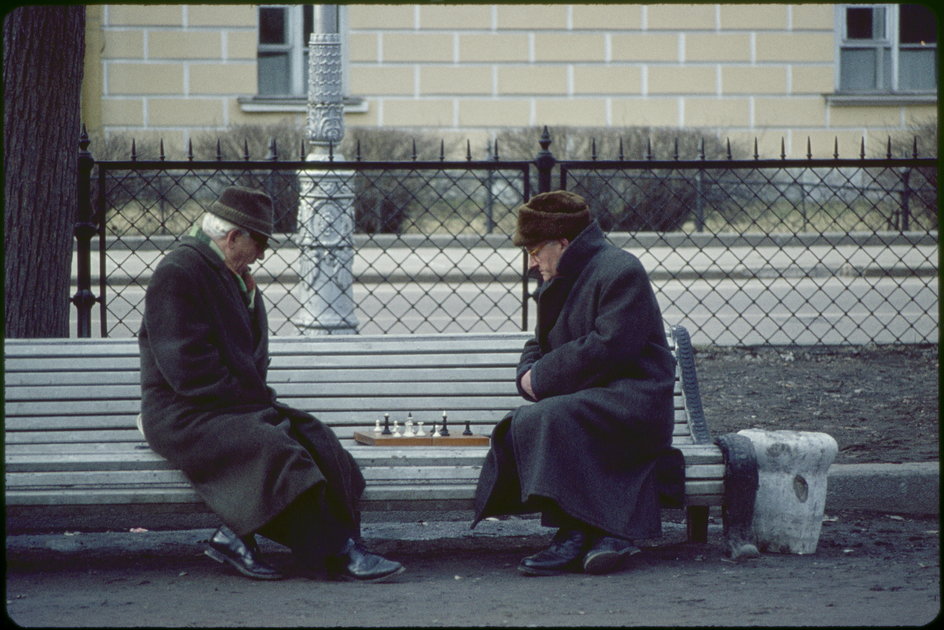 Dwaj mężczyźni grają w szachy w parku, Leningrad (St. Petersburg), ZSRR, 1958 r.