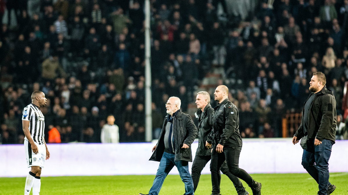 Prezes PAOK wtargnął na boisko z pistoletem