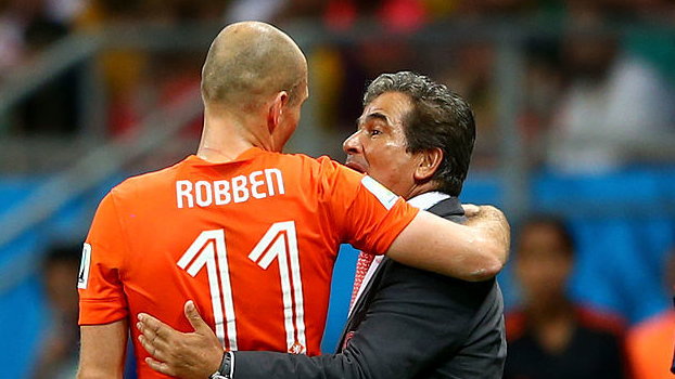 Arjen Robben i Jorge Luis Pinto po ćwierćfinale MŚ, w którym Holandia pokonała Kostarykę dopiero po rzutach karnych (05.07.2014)