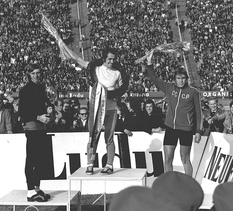  Najlepsi kolarze XXVIII Wyścigu Pokoju na podium na warszawskim Stadionie X-lecia. Od lewej - Hans Joachim Hartnick (NRD,II miejsce), zwycięzca Ryszard Szurkowski oraz zawodnik radziecki Aavo Pikkuus (III miejsce).