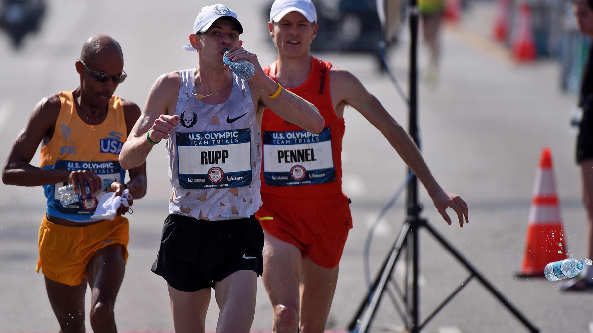 Galen Rupp (w środku) miał wymarzony maratoński debiut