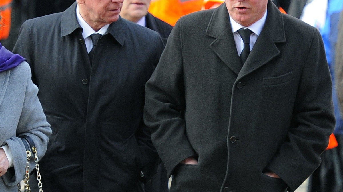 Bobby Charlton (L) i Alex Ferguson