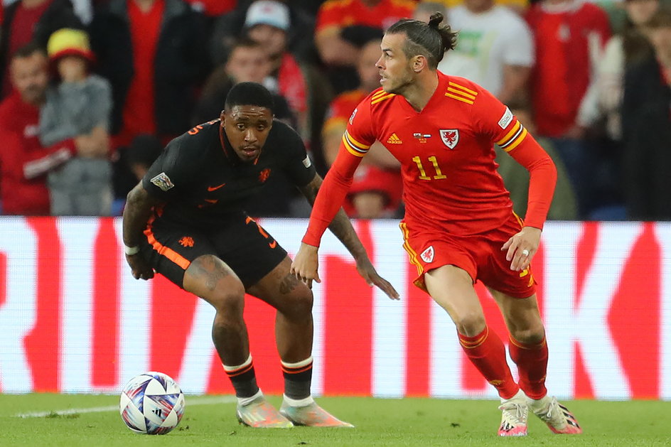 Steven Bergwijn (Holandia) i Gareth Bale (Walia)