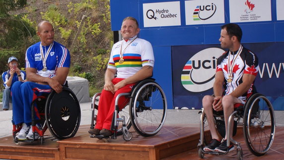 Arkadiusz Skrzypiński (na najwyższym stopniu podium MŚ)