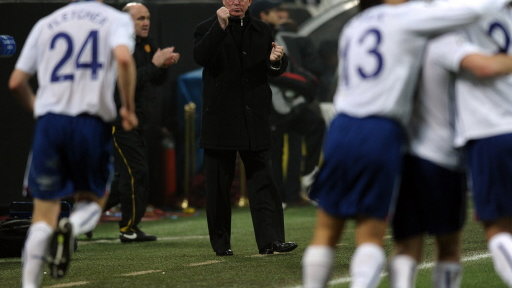 Alex Ferguson (w tle)