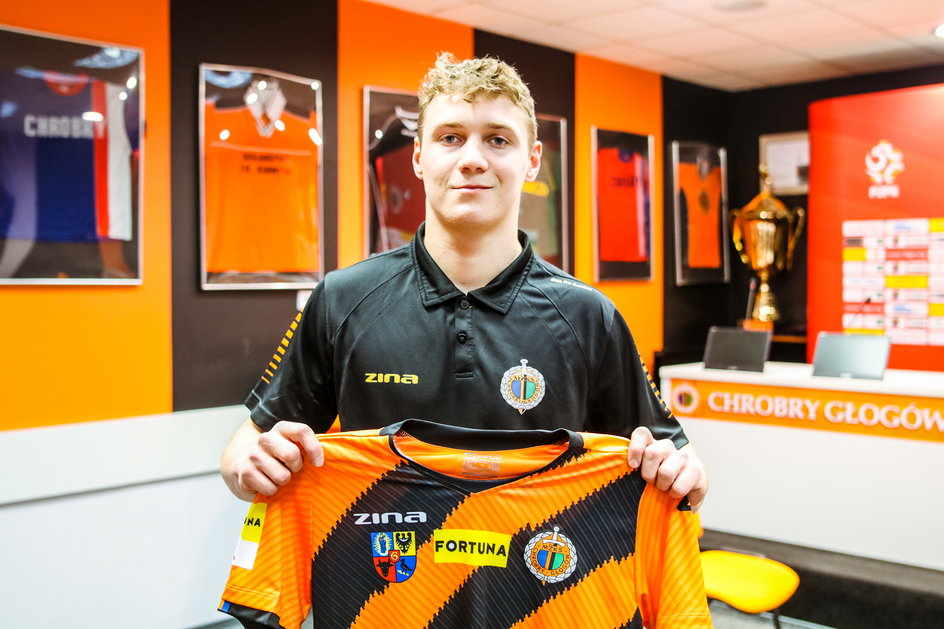 31 stycznia 19-letni Dominik Dziąbek podpisał kontrakt z pierwszoligowym Chrobym Głogów.