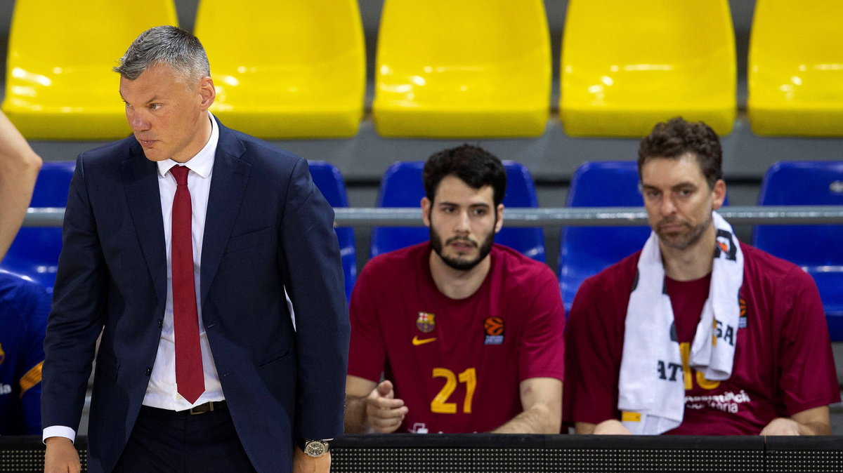 Trener Barcelony Sarunas Jasikevicius, Alex Abrines i Pau Gasol