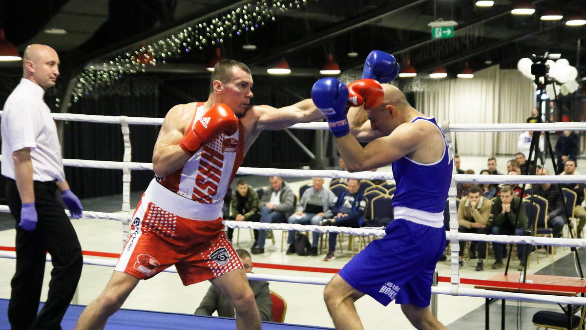 Mateusz Masternak (czerwony narożnik) i Michał Szociński (niebieski narożnik)