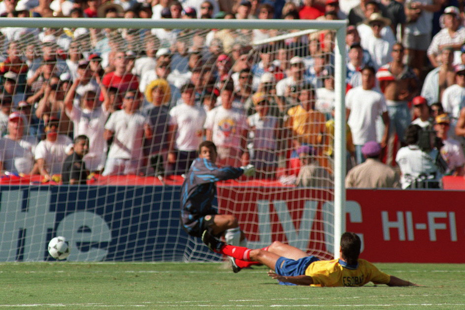 22 czerwca 1994 roku, stadion Rose Bowl w Pasadenie, mecz USA – Kolumbia (2:1) i nieszczęsna interwencja Andresa Escobara, po której padł pierwszy gol dla Amerykanów.