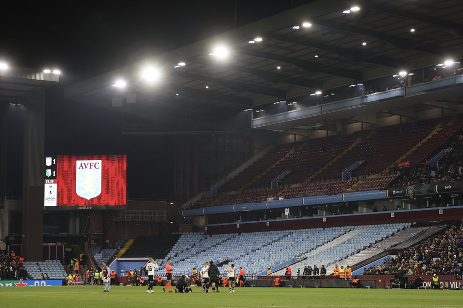 Pusty sektor gości na Villa Park