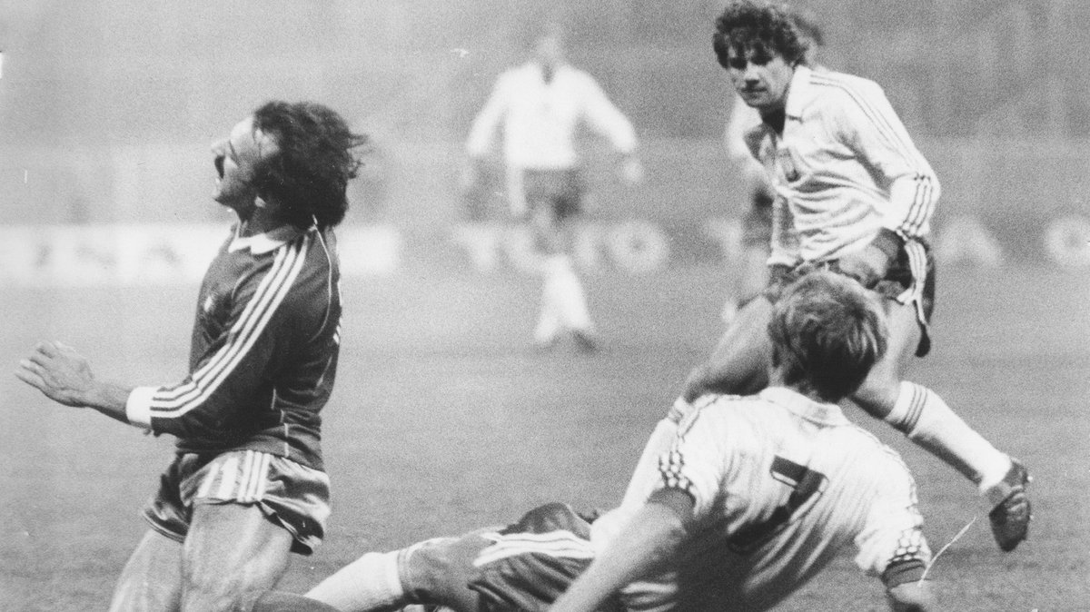 Polska - Portugalia 0:1 (28.10.1983 r.) na Stadionie Olimpijskim we Wrocławiu. Z prawej Włodzimierz Smolarek, na ziemi (nr 7) Adam Kensy. 