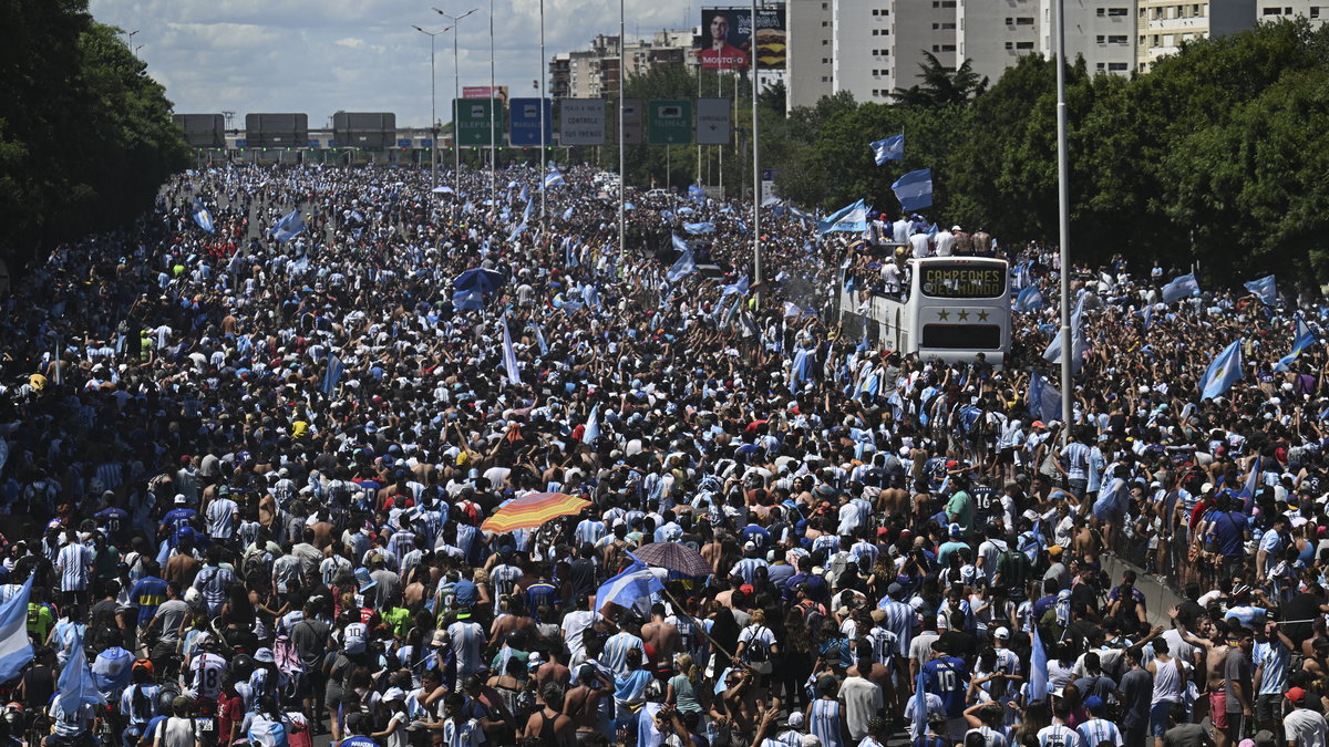 Ulica świętujących kibiców w Buenos Aires