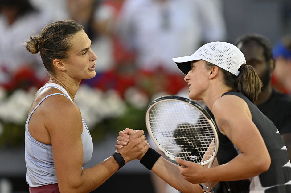 Aryna Sabalenka (L) i Iga Świątek