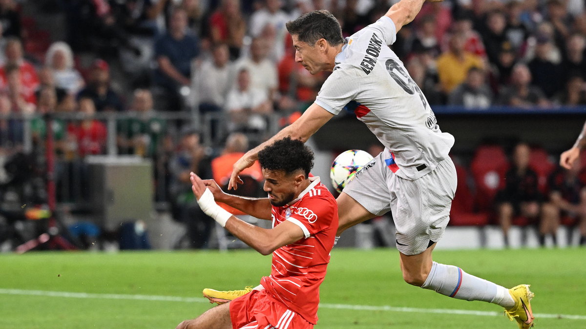 Noussair Mazraoui (Bayern) i Robert Lewandowski (Barcelona)