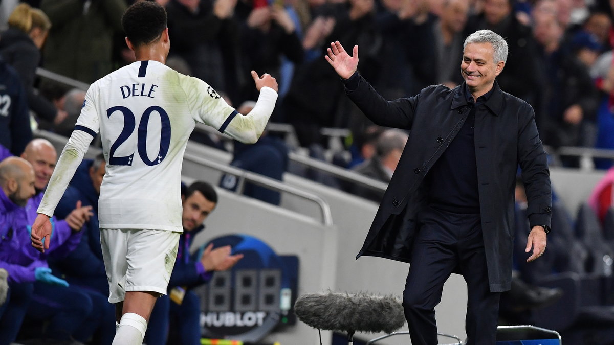 Dele Alli przybija piątkę z Jose Mourinho