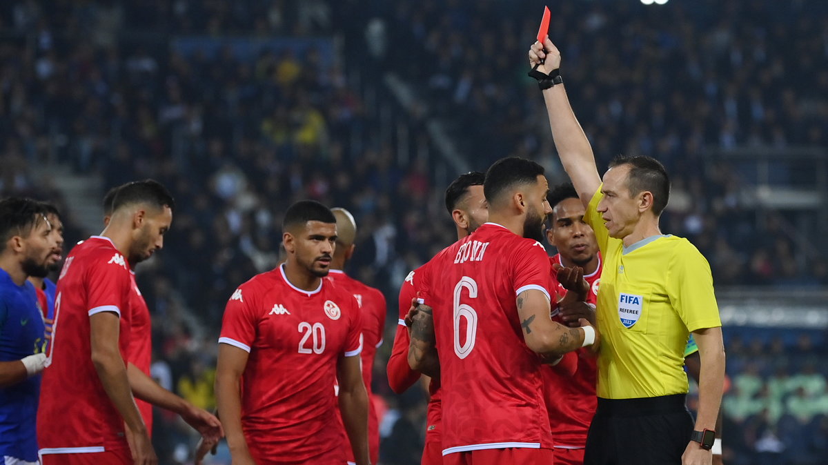 Tunezyjski obrońca Dylan Bronn karany czerwoną kartką przez sędziego w meczu towarzyskim z reprezentacją Brazylii