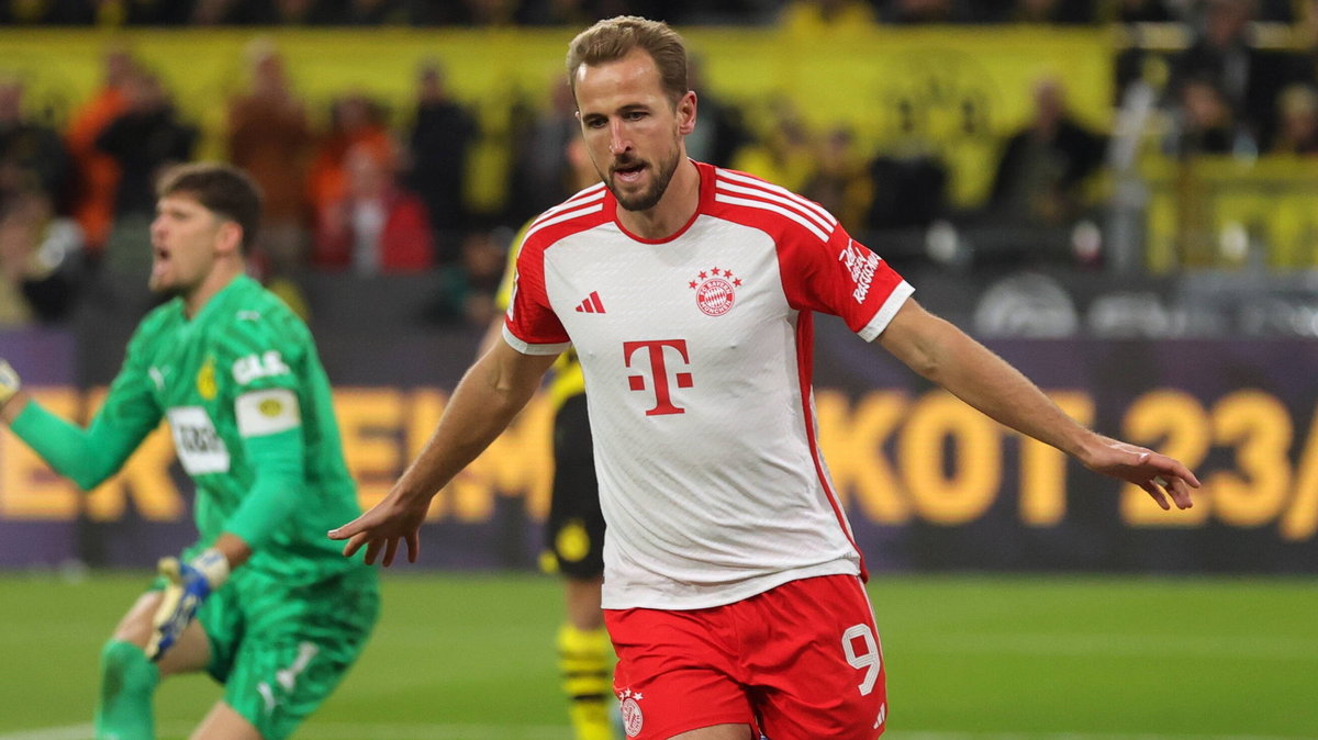 Harry Kane cieszy się z gola dla Bayernu w meczu z BVB