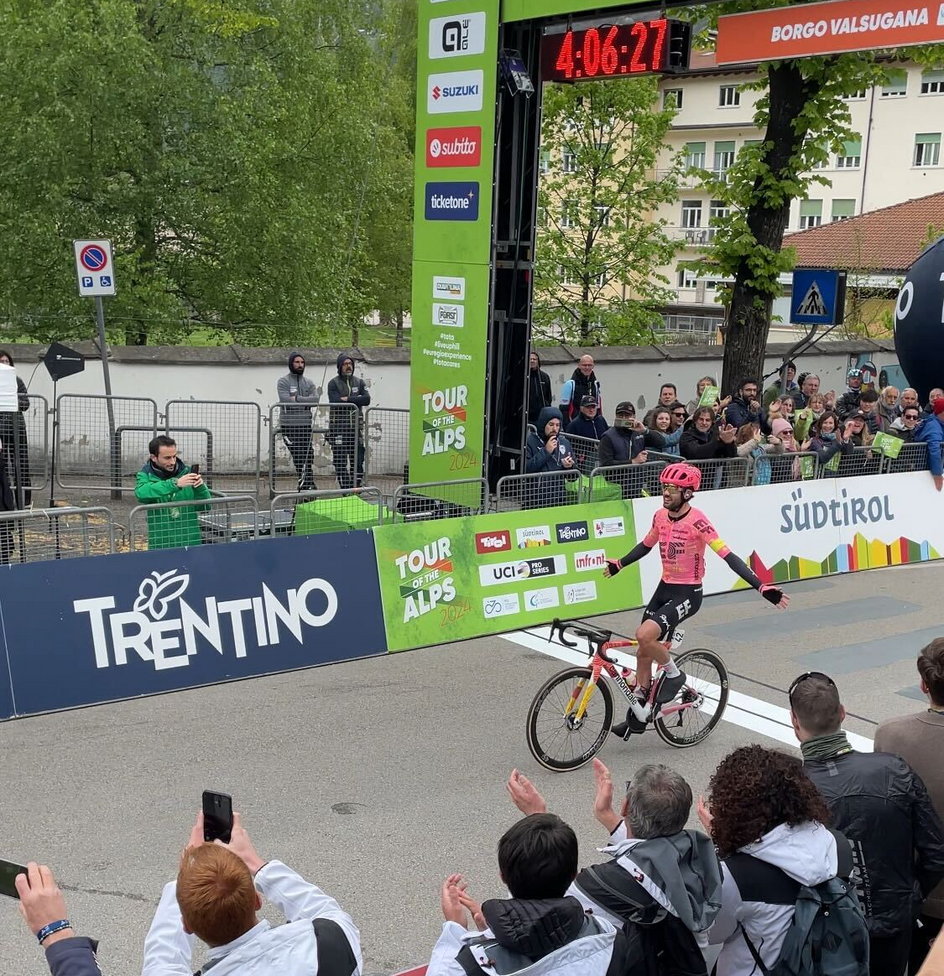 Triumfujący Simon Carr podczas etapu Tour of the Alps